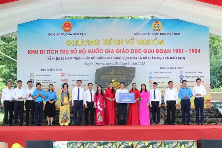 Đoàn công tác tặng quà cho các giáo viên, học sinh, nhân dân tại thôn Khuôn Trú. z69563141987964ffe1e5e4170edaae0930f7491e33d22.jpg