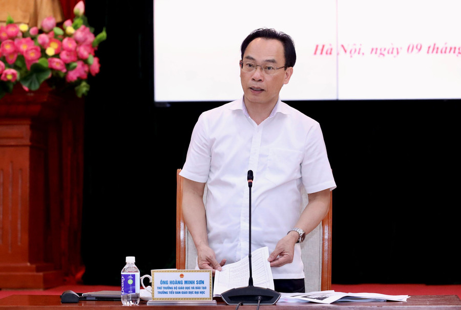Thứ trưởng Bộ GD&ĐT Hoàng Minh Sơn phát biểu tại phiên họp. img-4291.jpg