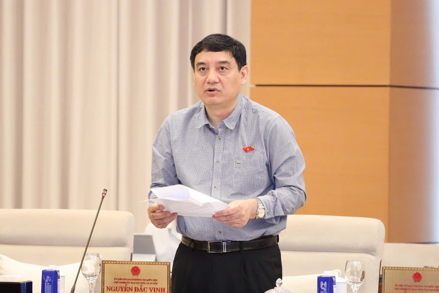 Ông Nguyễn Đắc Vinh, Chủ nhiệm Ủy ban Văn hóa và Xã hội của Quốc hội báo cáo thẩm tra sơ bộ dự án Luật sửa đổi, bổ sung một số điều của Luật Giáo dục. luat-gd1.jpg