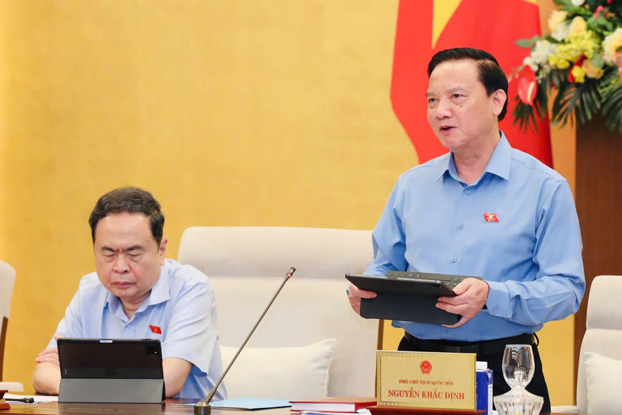 Phó Chủ tịch Quốc hội Nguyễn Khắc Định phát biểu tại phiên họp. luat-gd3.jpg