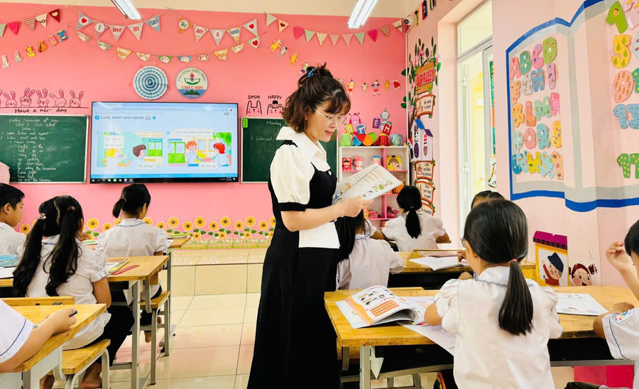 Cô Lê Thị Thanh Huyền và học trò trong giờ học tiếng Anh.