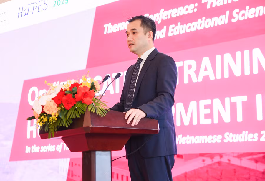 PGS.TS Phạm Bảo Sơn - Phó Giám đốc Đại học Quốc gia Hà Nội phát biểu tại diễn đàn.
