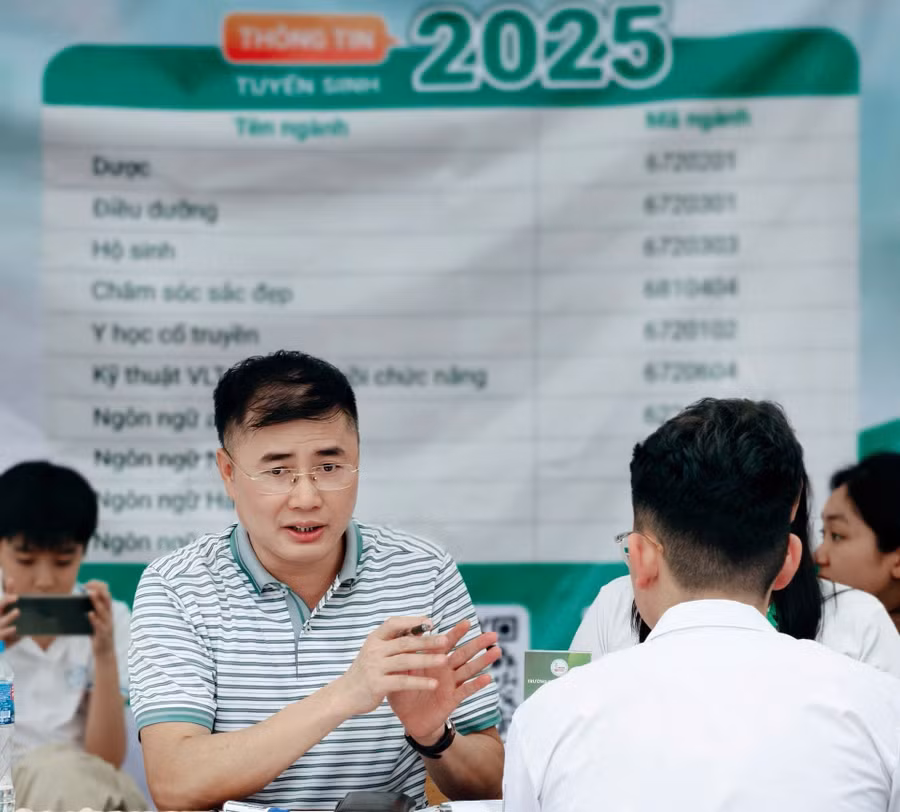 Ông Nguyễn Thế Lực trong một buổi tư vấn tuyển sinh năm 2025.