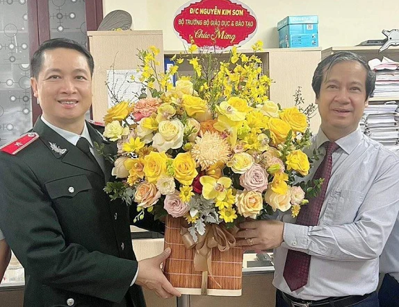 Bộ trưởng Bộ GD&ĐT Nguyễn Kim Sơn chúc mừng cán bộ, công chức Thanh tra Bộ GD&ĐT nhân kỷ niệm Ngày truyền thống Thanh tra Việt Nam.