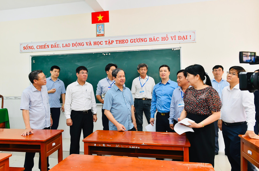 bo-truong-kiem-tra-tai-diem-thi-truong-thpt-vi-thanh-3-1.jpg