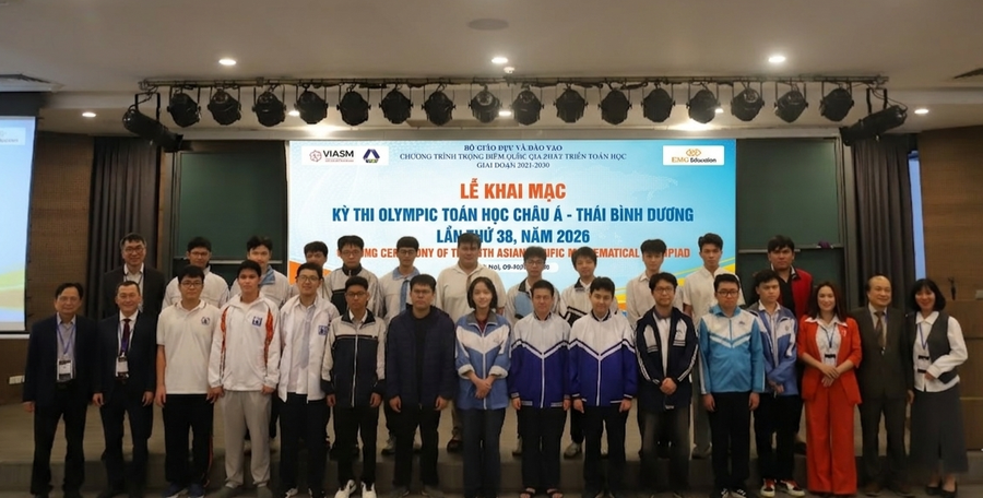 Ban Tổ chức và Đoàn học sinh Việt Nam tham dự kỳ thi APMO 2026.