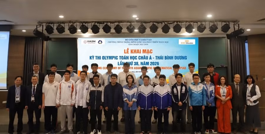 Ban Tổ chức và Đoàn học sinh Việt Nam tham dự kỳ thi APMO 2026.