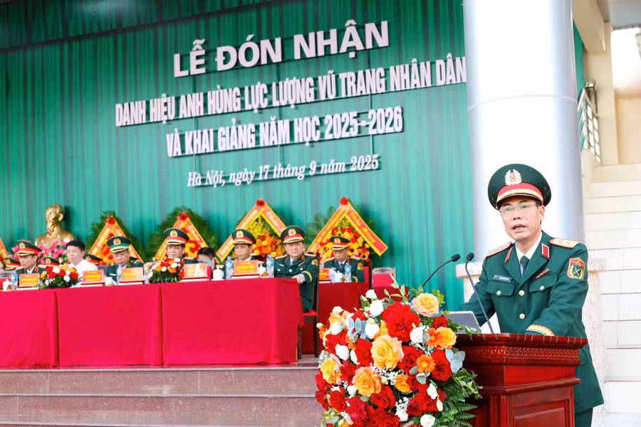 Trung tướng, GS,TS Phan Tùng Sơn - Giám đốc Học viện Hậu cần chủ trì Lễ đón nhận danh hiệu Anh hùng lực lượng vũ trang nhân dân và khai giảng năm học 2025-2026.