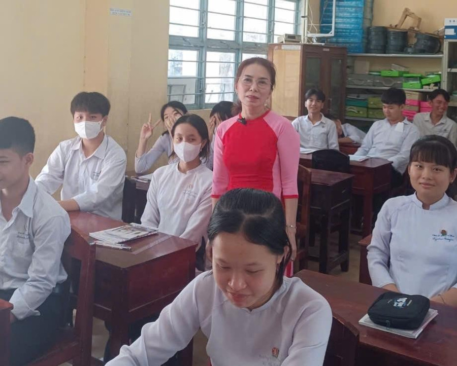 Cô Lê Thị Lệ Thu, giáo viên Trường THCS Huyền Hội, Trà Vinh và học trò trong giờ học.