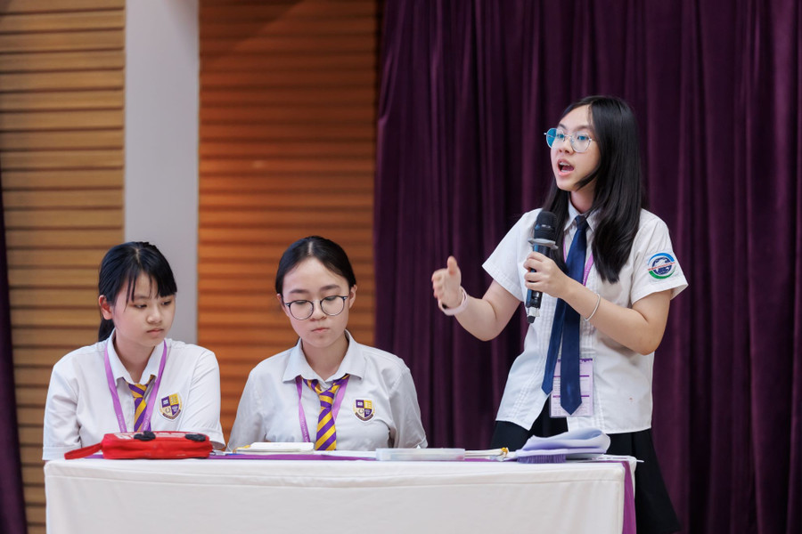 Học sinh trong một cuộc thi tranh biện do Olympia School tổ chức.