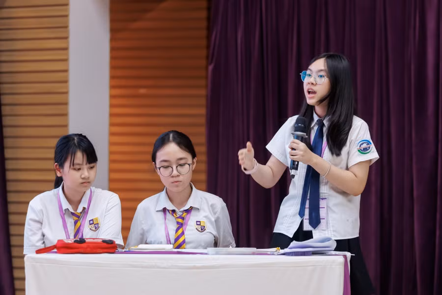 Học sinh trong một cuộc thi tranh biện do Olympia School tổ chức.