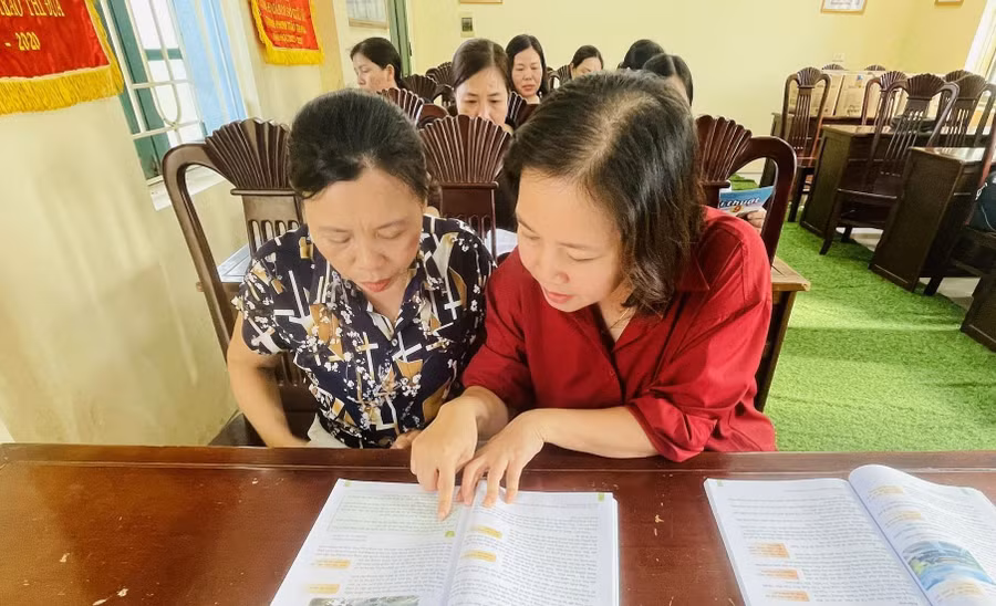 Giáo viên Trường THCS Thụy Trường, Thái Bình nghiên cứu sách giáo khoa lớp 9.