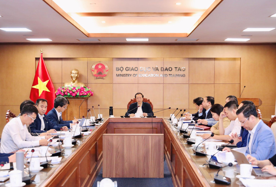 Thứ trưởng Thường trực Phạm Ngọc Thưởng chủ trì phiên họp.