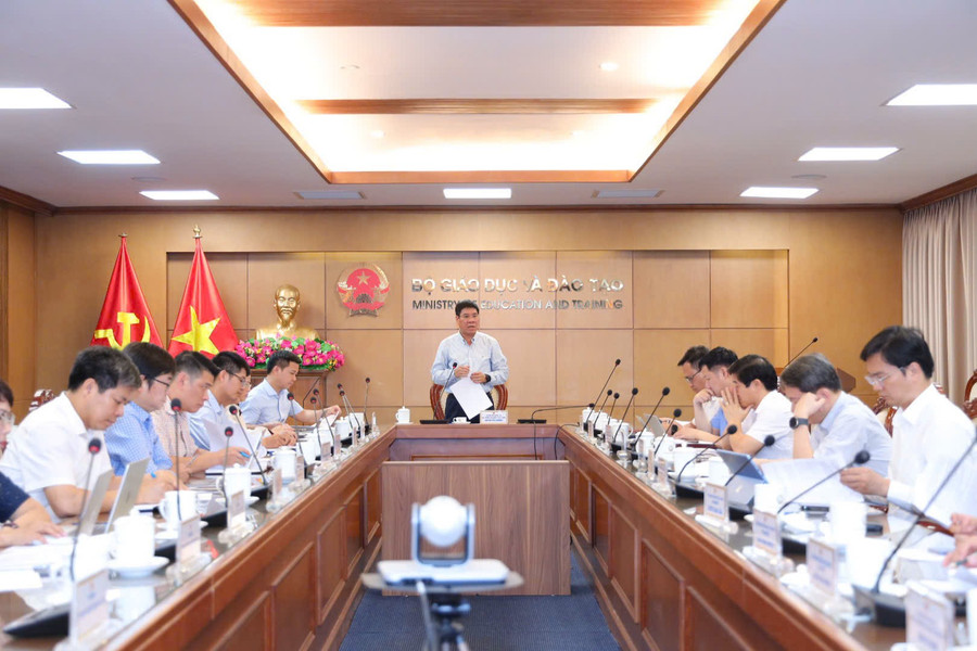 Ông Huỳnh Văn Chương - Cục trưởng Cục Quản lý chất lượng (Bộ GD&ĐT), Phó Trưởng Ban thường trực Ban Chỉ đạo chủ trì phiên họp.