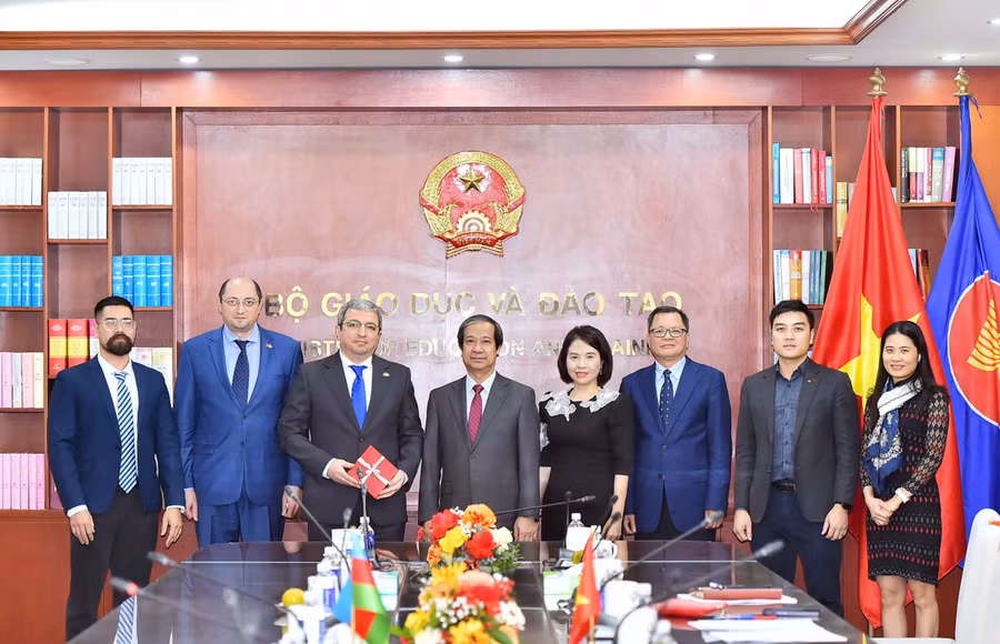 Bộ trưởng Bộ GD&ĐT Nguyễn Kim Sơn, ngài Shovgi Kamal Oglu Mehdizade và đại diện Bộ GD&ĐT, Đại sứ quán Azerbaijan tại Việt Nam tại buổi tiếp.