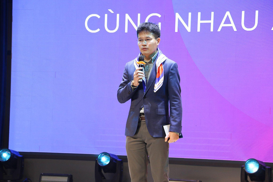 Trung tá Nguyễn Tiến Cường khẳng định vai trò của Nhà trường trong việc bảo vệ trẻ em “không một mình” trên không gian gian mạng.