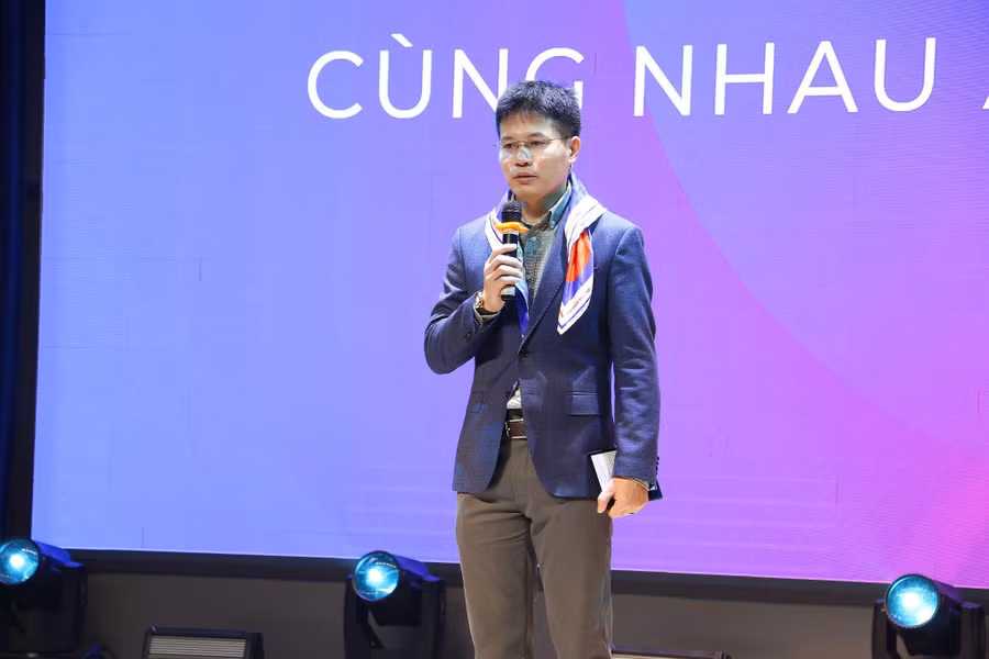 Trung tá Nguyễn Tiến Cường khẳng định vai trò của Nhà trường trong việc bảo vệ trẻ em “không một mình” trên không gian gian mạng.