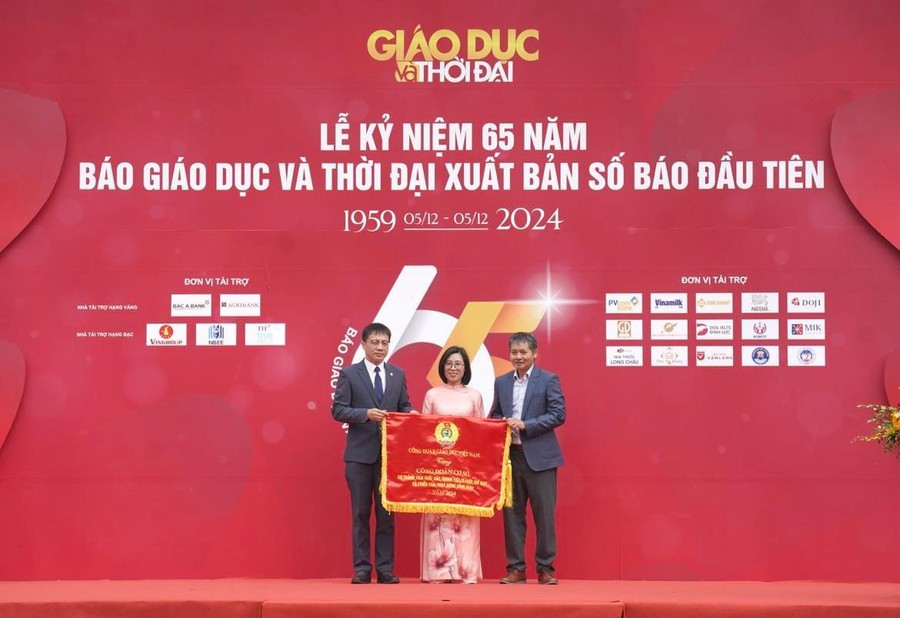 Ông Nguyễn Ngọc Ân – Chủ tịch Công đoàn Giáo dục Việt Nam lên trao tặng Cờ thi đua cho tập thể Công đoàn Báo Giáo dục và Thời đại.