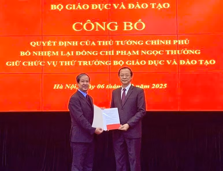 Bộ trưởng Bộ GD&ĐT Nguyễn Kim Sơn thừa ủy quyền của Thủ tướng Chính phủ trao Quyết định cho Thứ trưởng Phạm Ngọc Thưởng.