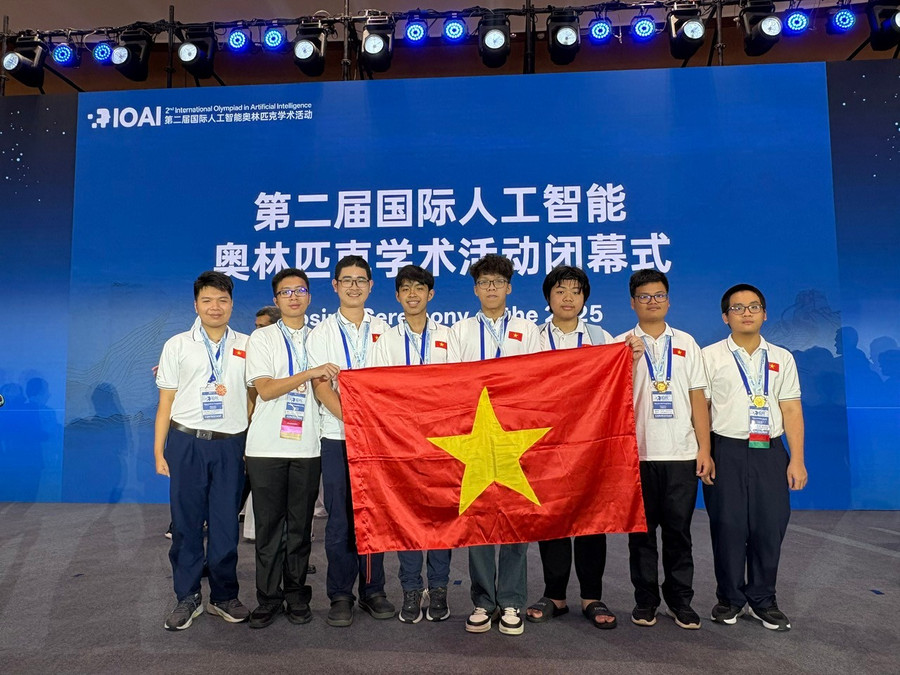 Đoàn IOAI Việt Nam 2025 (từ trái sang phải ảnh: Nguyễn Khắc Trung Kiên, Hoàng Công Bảo Long, Nguyễn Nhật Minh, Nguyễn Phú Nhân, Bùi Đàm Quân, Bùi Quang Nguyên, Nguyễn viết Trung Nhân, Nguyễn Hữu Tuấn).