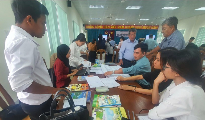 Tập huấn công tác dạy và học Chương trình xóa mù chữ cho cán bộ quản lý và giáo viên tại tỉnh An Giang. Ảnh: Đức Duy.