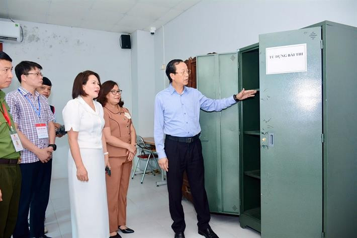 Thứ trưởng Thường trực Phạm Ngọc Thưởng lưu ý về tủ đựng bài thi khi kiểm tra công tác chuẩn bị thi tại Hà Nam. ky-thi.jpg