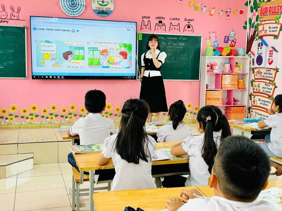Cô Lê Thị Thanh Huyền và học sinh Trường Tiểu học Châu Sơn (Ba Vì, Hà Nội) trong giờ học tiếng Anh.