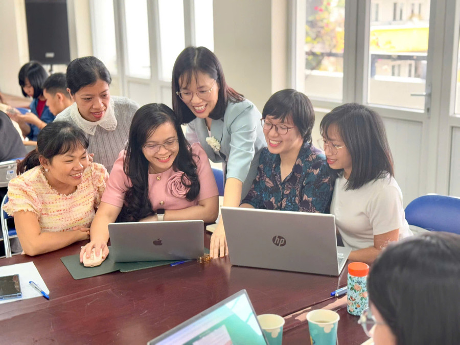 ThS. Cao Hồng Huệ tập huấn giáo viên phát triển năng lực số cho học sinh. 