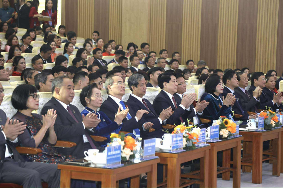 Delegații care participă la ceremonie. Fotografie: Le Cuong. bt3.jpg