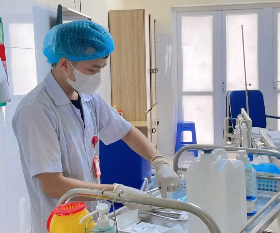 Sinh viên Trường Cao đẳng Dược Hà Nội thực tập tại bệnh viện phổi Trung ương.