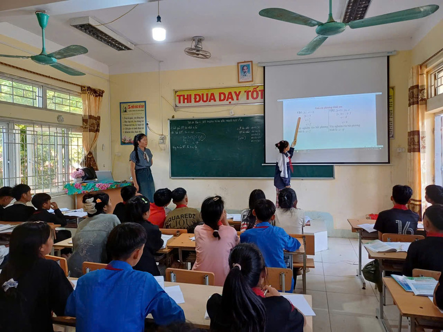 Cô trò Trường Phổ thông dân tộc bán trú THCS Khoen On ứng dụng công nghệ thông tin trong dạy học.