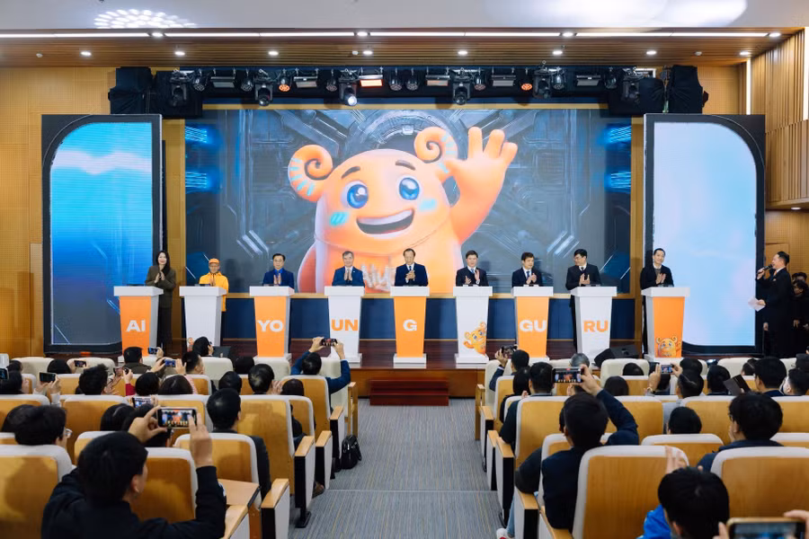 Thứ trưởng Thường trực Bộ GD&ĐT Phạm Ngọc Thưởng và các đại biểu thực hiện nghi thức phát động Cuộc thi.