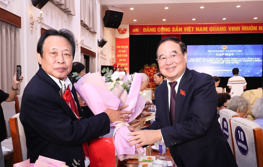 Chủ tịch Hội Cựu Giáo chức Việt Nam, nguyên Thứ trưởng Bộ GD&ĐT Trần Quang Quý tặng hoa tri ân các nhà giáo đi B. 20.jpg