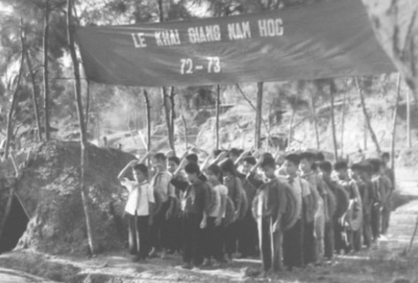 Một lễ khai giảng năm học 1972 – 1973. Ảnh tư liệu khai-giang.jpg