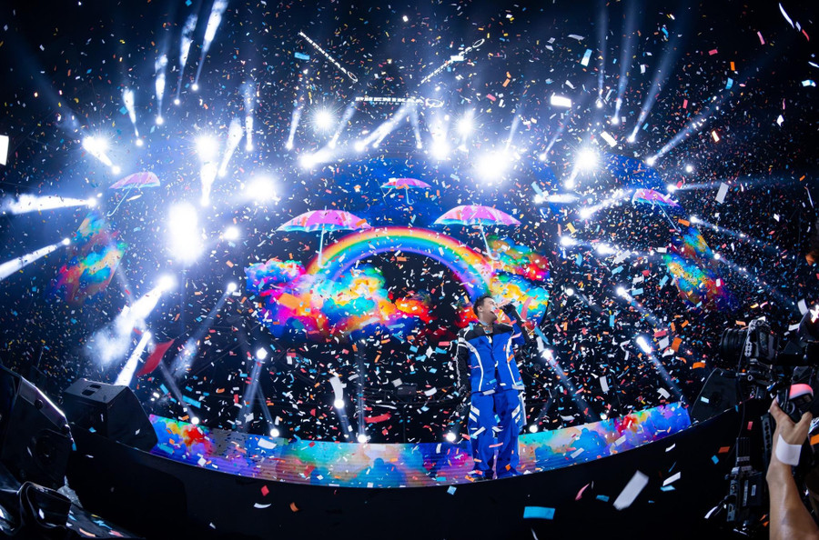 "Thánh mưa" Trung Quân làm dịu lại cảm xúc bằng những bản mashup lãng mạn tại COLORSTORM 2025. image009.jpg