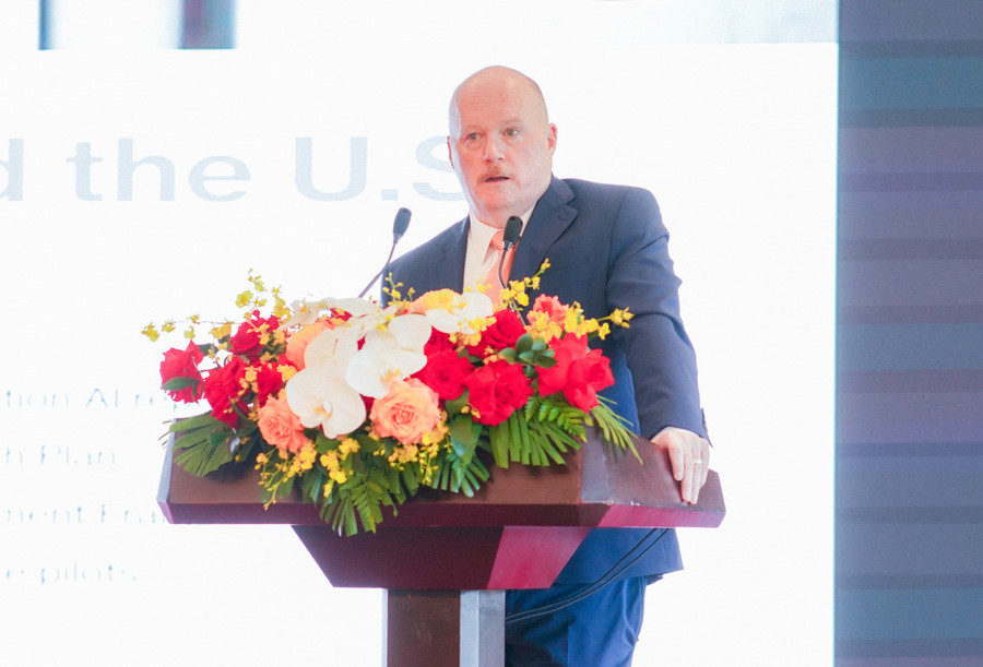GS James Diamond, Đại học Johns Hopkins báo cáo tại diễn đàn. hck08751-4297.jpg