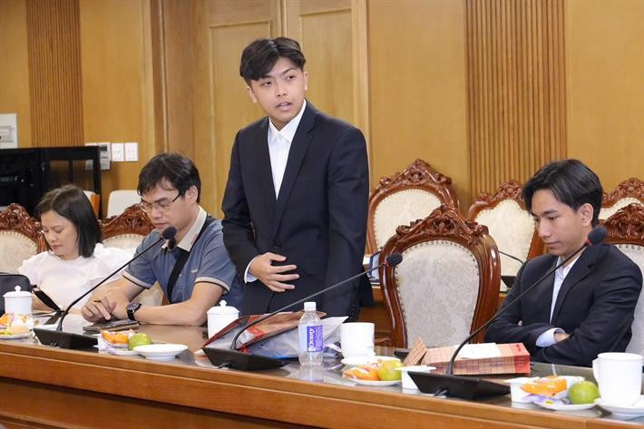 Đại diện học sinh có dự án dự thi ISEF 2025 chia sẻ tại buổi gặp mặt. isef-20251.jpg