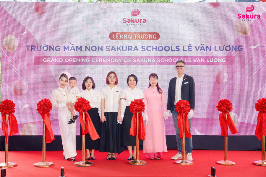 Đại diện nhà trường, đối tác và đại diện phụ huynh cơ sở Lê Văn Lương chụp ảnh lưu niệm. z6728245283092-3b276b333dcae0ea523bc36efdc8cfdb.jpg