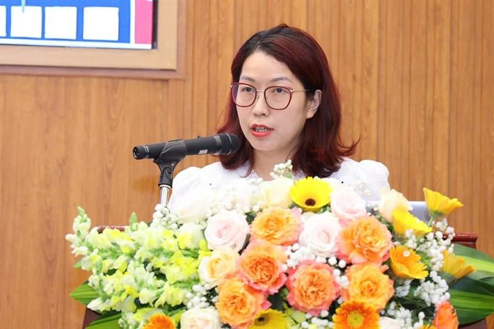 TS.Bùi Trần Quỳnh Ngọc chia sẻ tại hội thảo lấy ý kiến xây dựng Đề án “Đưa tiếng Anh thành ngôn ngữ thứ hai trong trường học giai đoạn 2025 - 2035, tầm nhìn 2045” tổ chức tại Trường ĐHSP Hà Nội ngày 23/4. Ảnh: Trần Hiệp.