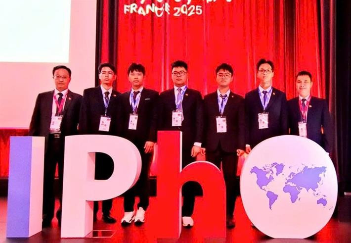 Đội tuyển IPhO 2025 (từ trái sang phải): PGS.TS Đặng Đức Vượng, Phó Trưởng đoàn; em Nguyễn Công Vinh; Em Nguyễn Thế Quân; em Trương Đức Dũng; em Lý Bá Khôi; em Trần Lê Thiện Nhân ; PGS.TS Đỗ Danh Bích, Trưởng đoàn. 