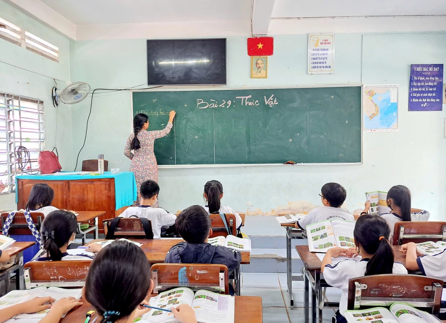 Giờ học tại Trường THCS và THPT Trưng Vương (Vinh Long).