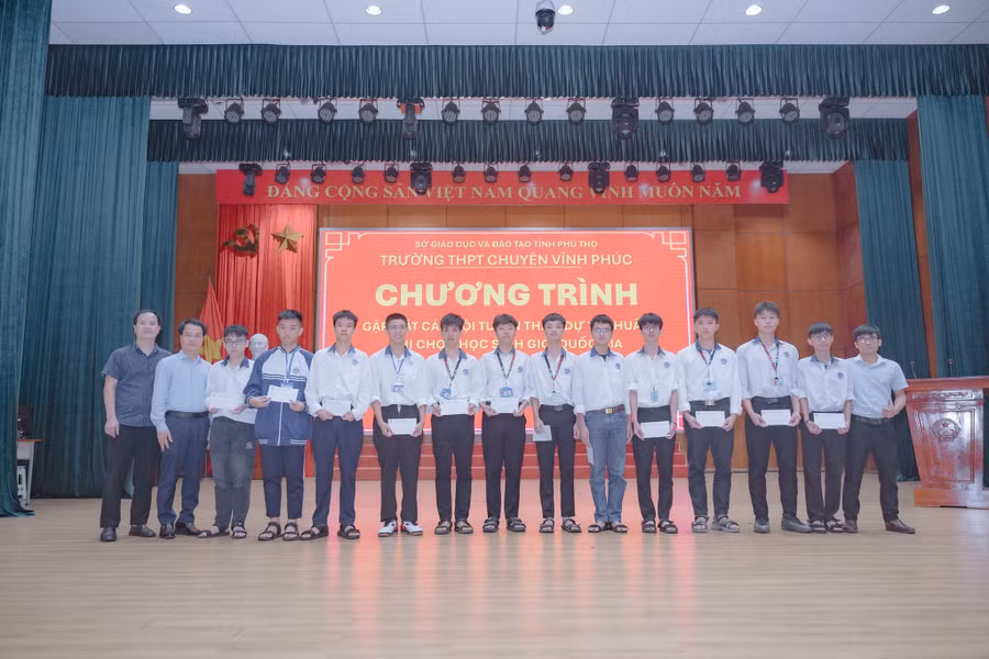 Trường THPT Chuyên Vĩnh Phúc (tỉnh Phú Thọ) tổ chức gặp mặt các đội tuyển tham dự tập huấn thi chọn học sinh giỏi quốc gia năm học 2025-2026.