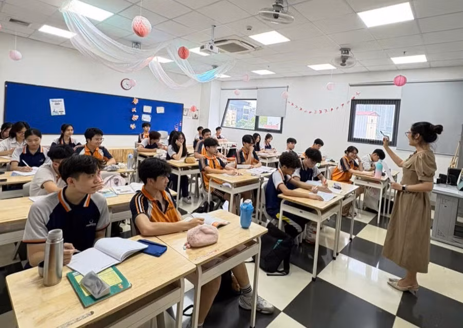 Cô Trần Thị Thu Hoài và học sinh Trường THCS-THPT Phenikaa trong giờ Sinh học.