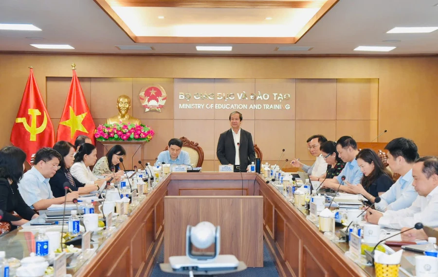 Bộ trưởng Bộ GD&ĐT Nguyễn Kim Sơn, Chủ nhiệm Ủy ban Văn hóa và Xã hội của Quốc hội Nguyễn Đắc Vinh chủ trì phiên họp.