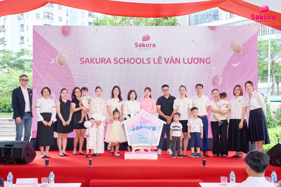 Các đại biểu, phụ huynh, học sinh chụp ảnh lưu niệm tại buổi lễ. 77096ae1a1f116af4fe0.jpg
