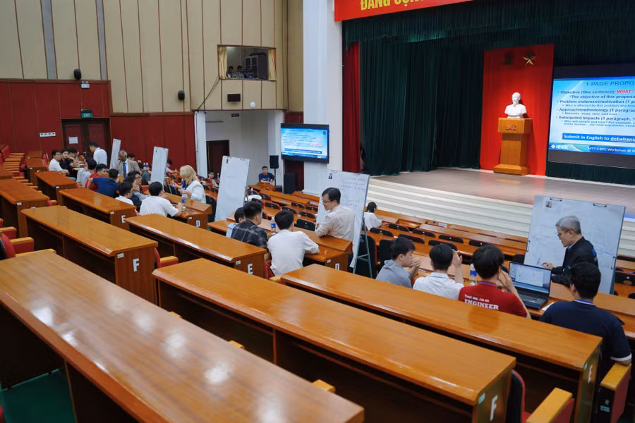 cac-nha-khoa-hoc-nha-doanh-nghiep-huong-dan-sinh-vien.jpg