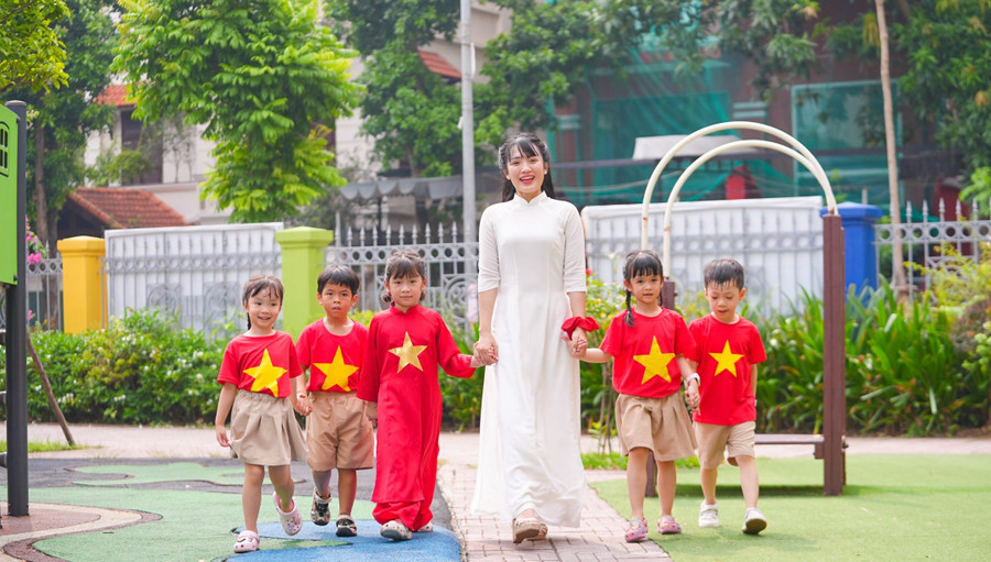 Cô trò Hệ thống giáo dục Lý Thái Tổ (Hà Nội).