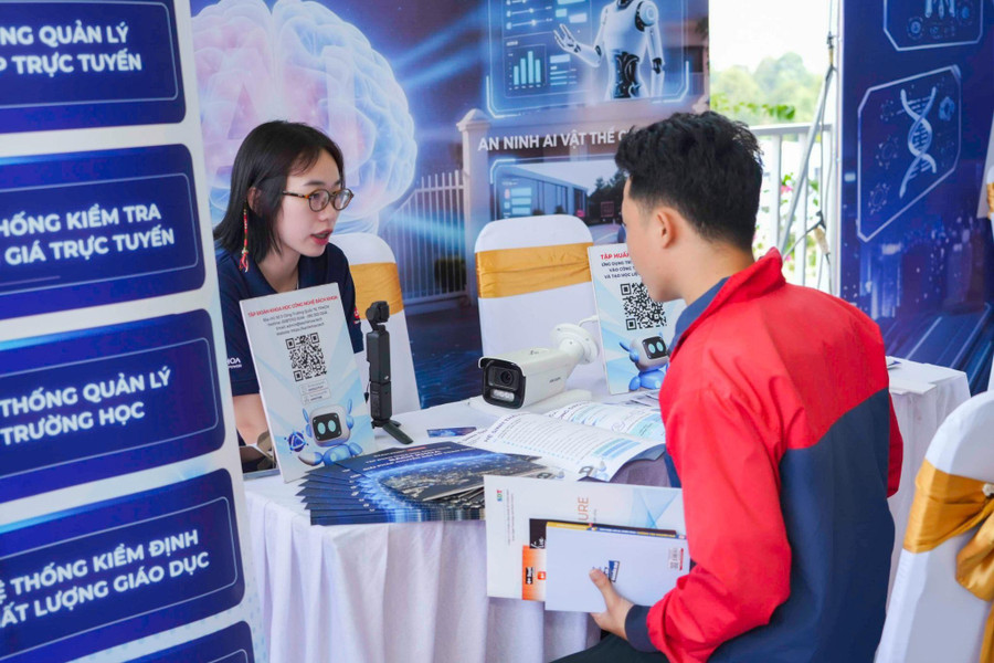 Sinh viên tham gia phỏng vấn và được doanh nghiệp tư vấn để hoàn thiện hồ sơ năng lực tại Tech Fest & Job Fair 2026.