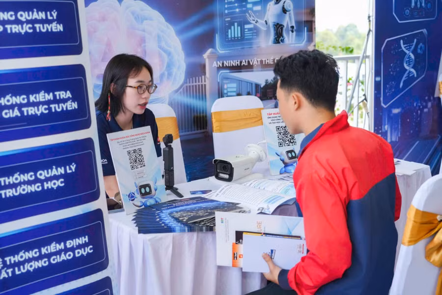 Sinh viên tham gia phỏng vấn và được doanh nghiệp tư vấn để hoàn thiện hồ sơ năng lực tại Tech Fest & Job Fair 2026.