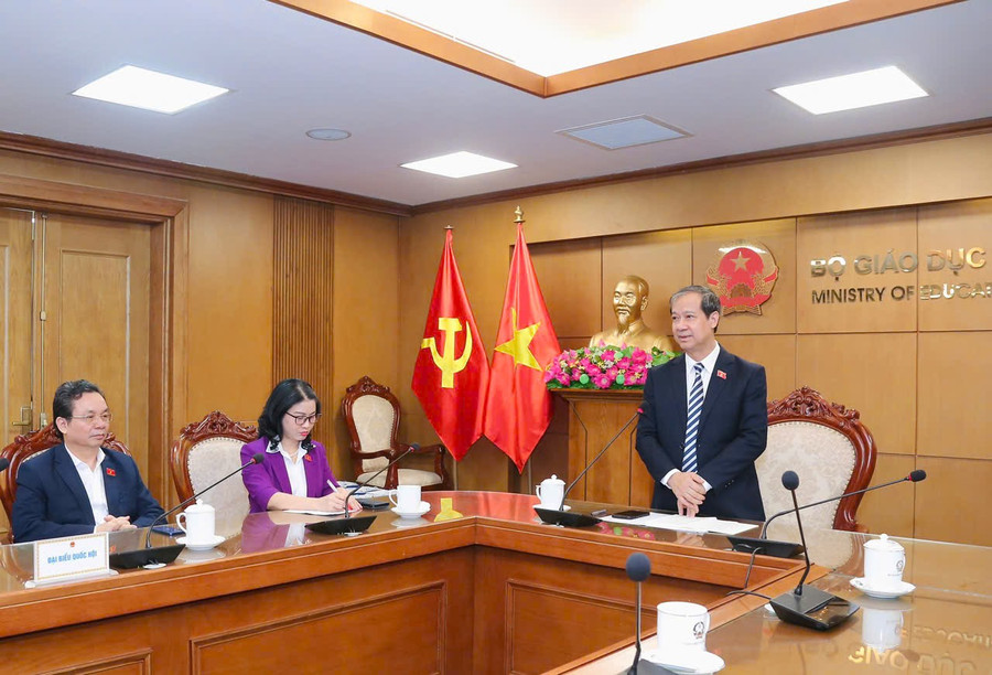 លោករដ្ឋមន្ត្រី Nguyen Kim Son បានថ្លែងអំណរគុណ ទទួលស្គាល់ និងវាយតម្លៃខ្ពស់ចំពោះភាពជាដៃគូ និងការគាំទ្ររបស់គណៈប្រតិភូរដ្ឋសភាក្នុងវិស័យអប់រំ។ 3-6261.jpg